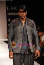 Model walks the ramp for Digvijay Singh Show at Lakme Winter fashion week day 1 on 17th Sept 2010 (32).JPG